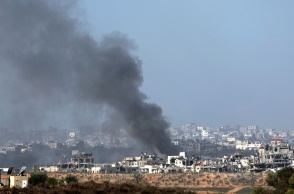 Καπνοί πάνω από τη Λωρίδα της Γάζας μετά το χτύπημα