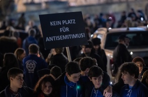 Διαδηλωτές με πανό κατά του αντισημιτισμού στη Γερμανία σε επέτειο από τη «Νύχτα των Κρυστάλλων»