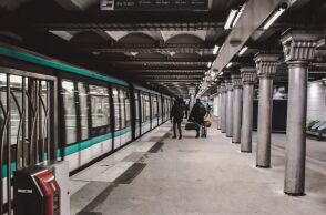  Ένας έφηβος συνελήφθη επειδή κλότσησε στην πλάτη έναν ραβίνο μέσα στο μετρό του Παρισιού