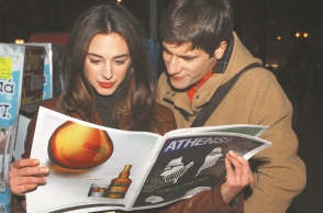 Σε Είδα: Η πρώτη φορά που η στήλη μίας εφημερίδας έγινε τηλεοπτική σειρά - Το σίριαλ που βασίστηκε στην ανατρεπτική στήλη της Athens Voice