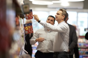 Ο Κυριάκος Μητσοτάκης σε σούπερ μάρκετ για το πρόγραμμα «Μόνιμη Μείωση Τιμής»