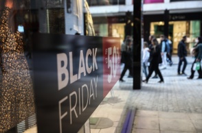 Ταμπέλα για τη Black Friday σε βιτρίνα καταστήματος σε κεντρικό δρόμο