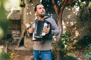 Στάθης Δρογώσης: Συνέντευξη με τον τραγουδοποιό για τη μουσική, τη νέα παράσταση «Στο Ύψος των Περιστάσεων», τον καινούργιο δίσκο που ετοιμάζει, το ελληνικό τραγούδι και τη ζωή του.