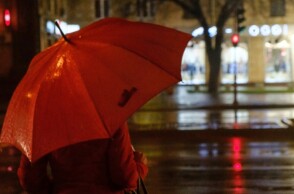 Έρχονται βροχές και πτώση της θερμοκρασίας την Πέμπτη - Πού θα χρειαστείτε ομπρέλα