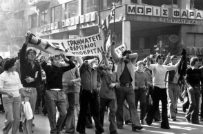 Νεαροί φοιτητές και εργάστες στους δρόμους με πανό τις ημέρες που κορυφώνεται η εξέγερση του Πολυτεχνείου το 1973 