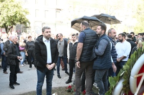 Ο Νίκος Ανδρουλάκης καταθέτει στεφάνι στο Πολυτεχνείο - Ομπρέλες κοντά του μετά την επίθεση με καφέδες