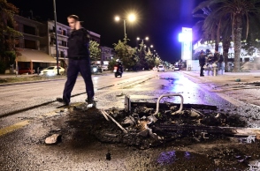 Επιβάλλεται η νομιμότητα με παρακάλια; Η κυβέρνηση εξακολουθεί να προσπαθεί