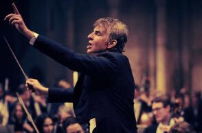 Ο Μπράντλεϊ Κούπερ πέρασε έξι χρόνια για να μάθει να διευθύνει ορχήστρα για μουσική έξι λεπτών - Υποδύεται τον Λέοναρντ Μπερνστάιν στην ταινία «Maestro».