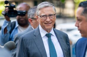 Εμβόλια χωρίς σύριγγα: Το ίδρυμα Bill & Melinda Gates χρηματοδοτεί την μαζική παραγωγή συσκευών εμβολιασμού με μικροεπιθέματα.