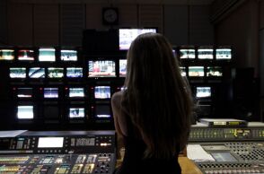 Eυρωβαρόμετρο: Οι Έλληνες επιλέγουν την τηλεόραση για την ενημέρωσή τους - Πώς κατατάσσουν οι Ευρωπαίοι τα ΜΜΕ όσον αφορά την αξιοπιστία.