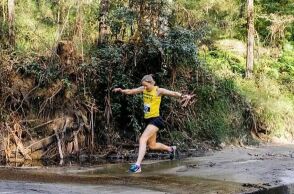 Υπερμαραθωνοδρόμος από τη Βρετανία μπήκε σε αυτοκίνητο για να ολοκληρώσει αγώνα 80 χιλιομέτρων - Αποκλεισμός 12 μηνών από τις αθλητικές διοργανώσεις.