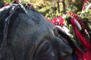 Λίγα λουλούδια στο μνημείο του Πολυτεχνείου για την 50ή επέτειο της εξέγερσης