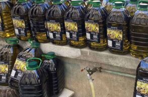 Κολωνός: Σύλληψη για παράνομη πώληση ελαιόλαδου - Κατασχέθηκαν 150 κιλά από την αστυνομία - Πιάστηκε επ’ αυτοφώρω ο 54χρονος.