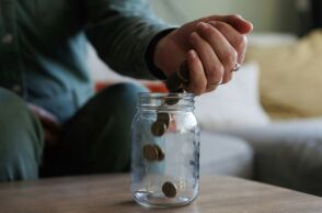 Eurostat: Το 81,6% των Ελλήνων με χαμηλό μορφωτικό επίπεδο θεωρούνται φτωχοί