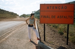 Η Κρίστη Στασινοπούλου μιλάει για το βιβλίο «Ημερολόγια On the Road», τις ταξιδιωτικές εμπειρίες 25 ετών παίζοντας με τον Στάθη Καλυβιώτη και την μπάντα τους.