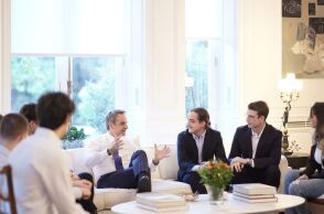 Συνάντηση Μητσοτάκη με την ελληνική ομάδα που κέρδισε χρυσό μετάλλιο στον διεθνή διαγωνισμό iGEM 2023