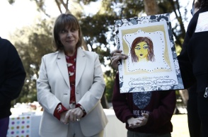 Η Πρόεδρος της Δημοκρατίας, Κατερίνα Σακελλαροπούλου, στον κήπο του Προεδρικού Μεγάρου για τη δράση της Πλανόδιας Βιβλιοθήκης