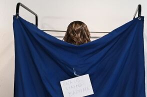 Δημοσκόπηση Metron Analysis: Προβάδισμα 25,6 μονάδων της ΝΔ έναντι του ΣΥΡΙΖΑ 