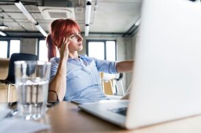 Έρευνα της ΕΥ: Ένας στους τρεις εργαζόμενους παγκοσμίως σκέφτεται να αλλάξει δουλειά, αναζητώντας καλύτερες αποδοχές - Τι πιστεύουν οι εργοδότες.