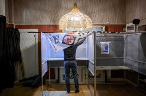 Στις κάλπες η Ολλανδία για τις βουλευτικές εκλογές - Μάχη στήθος με στήθος για τρεις υποψήφιους 