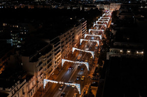 Η Βασιλίσσης Σοφίας «στολισμένη» για τα Χριστούγεννα