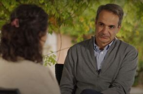 Παγκόσμια Ημέρα για την Εξάλειψη της Βίας κατά των Γυναικών - Ο πρωθυπουργός Κυριάκος Μητσοτάκης συνομίλησε με θύμα έμφυλης βίας.