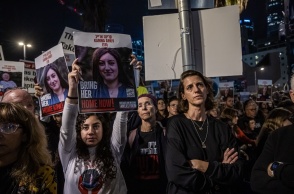 Πολίτες στο Τελ Αβίβ σε διαμαρτυρία ζητούν την απελευθέρωση των ομήρων από τη Χαμάς