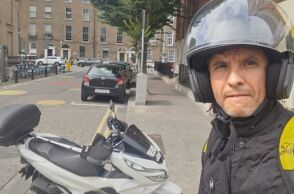 Ιρλανδία: Περισσότερα από 300.000 ευρώ συγκεντρώθηκαν για τον μετανάστη από τη Βραζιλία που έσωσε παιδιά κατά την επίθεση με μαχαίρι στο Δουβλίνο.