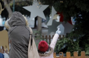 Γυναίκα με το παιδί της φορούν ζεστά ρούχα, παλτό και σκούφο για να προστατευτούν από το κρύο