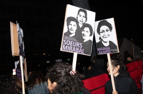 Διαδηλωτές κρατούν πλακάτ με τις αδελφές Mirabal που δολοφονήθηκαν στη Δομινικανή Δημοκρατία στις 25 Νοεμβρίου 1960