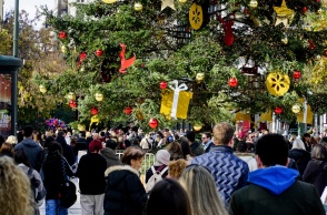 Πολίτες περπατούν κάτω από το χριστουγεννιάτικο δέντρο στο Σύνταγμα