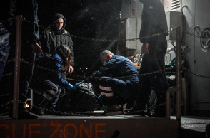 Η σορός του Αιγύπτιου ναύτη σε πλοίο του Λιμενικού στη Λέσβο