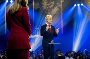 Ολλανδία: Σε αδιέξοδο οι διαπραγματεύσεις για τον σχηματισμό κυβέρνησης συνασπισμού - Το σκάνδαλο που οδήγησε στην παραίτηση του υπεύθυνου των συνομιλιών.