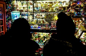 Άτομα μπροστά από στολισμένη με χριστουγεννιάτικα βιτρίνα