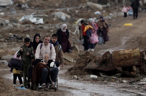 Πολίτες απομακρύνονται από τη Γάζα κατά τη διάρκεια της κατάπαυσης πυρός