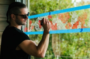 Ο εικαστικός Γιώργος Τζινούδης ζωγράφισε έναν ορίζοντα σε κόκκινο και λευκό στο café του Μουσείου Οίνου Γεροβασιλείου 