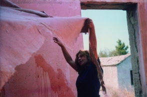 Η Ρένα Παπασπύρου στον χώρο αποτοίχισης του σπιτιού από το οποίο πρόερχεται το έργο Baalbeks. Μελίσσια Αττικής, Ιούλιος 1986