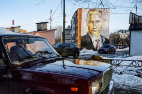 Ρώσος που έγραψε πάνω στο χιόνι το σύνθημα «Όχι στον πόλεμο» καταδικάστηκε σε φυλάκιση 10 ημερών - Τιμωρείται παραδειγματικά η αντίθεση στην εισβολή. 