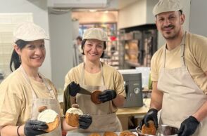 Θεσσαλονίκη: Τρία αδέρφια ζαχαροπλάστες από τη Θεσσαλονίκη δημιούργησαν το «νταμπλ μελομακάρονο» - Σημειώνει μεγάλη επιτυχία στο TikTok.