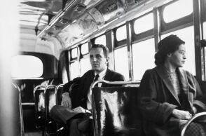 Η Ρόζα Παρκς έγινε σύμβολο αξιοπρέπειας και δύναμης στον αγώνα για τον τερματισμό του παγιωμένου φυλετικού διαχωρισμού