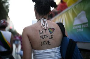 Έρευνα Eteron: Γάμος ομόφυλων ζευγαριών και τεκνοθεσία - Τι πιστεύουν οι Ελληνίδες και οι Έλληνες - Τι επιλέγουν ανάλογα με την κομματική τοποθέτηση. 