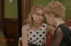 H Ντάνη Γιαννακοπούλου και η Πέμη Ζούνη σε καρέ από τη σειρά του OPEN «Έρωτας Φυγάς»