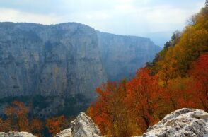Με ανοιξιάτικες θερμοκρασίες, ισχυρούς ανέμους και λασποβροχές ο καιρός την Τρίτη