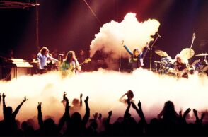 Σαν σήμερα 4 Δεκεμβρίου: Το 1971, η γένεση του «Smoke on the Water» - Το καζίνο του Μοντρέ φλέγεται και οι Deep Purple εμπνέονται το γνωστότερο τραγούδι τους. 