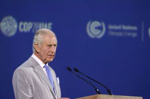 Η απάντηση του βασιλιά Καρόλου στον Σούνακ: Φόρεσε γραβάτα με ελληνική σημαία