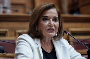 Μπακογιάννη: «Τα παιδιά των ομόφυλων ζευγαριών είναι τα μόνα που δεν έχουν δικαιώματα» 