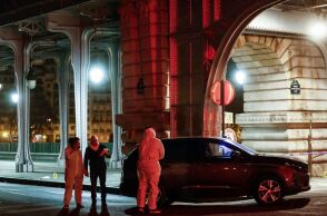 Αιματηρή επίθεση στο Παρίσι με έναν νεκρό και δύο τραυματίες