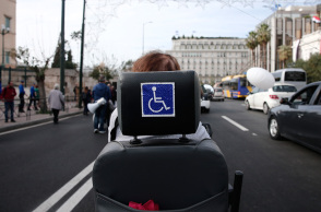 Xωρίς το κριτήριο των κυβικών η χορήγηση κάρτας στάθμευσης για ΑμεΑ