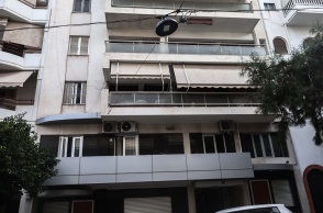 Η πολυκατοικία στον Νέο Κόσμο όπου η 35χρονη γυναίκα έπεσε για γλιτώσει από τον κακοποιητή της