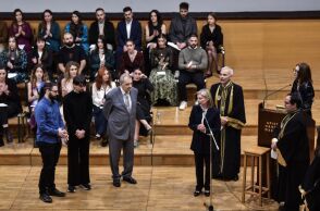 Θεσσαλονίκη: Σε κλίμα συγκίνησης το ΑΠΘ απένειμε στις οικογένειες φοιτητριών που έχασαν τη ζωή τους στα Τέμπη το πτυχίο τους.